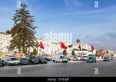 Tanger, Marokko - 22. März 2014: Gewöhnliche Morgen mit Menschen und Autos auf der Place De La Marche Verte Stockfoto