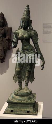 Uma. Indien, Tamil Nadu, 15.-16. Jahrhunderts, Bronze. Die blaue Seerose in der rechten Hand der Abbildung zeigt, dass dies der Göttin Uma (auch bekannt als Parvati), Ehefrau des hinduistischen Gottes Shiva. Sie steht in einem eleganten Pose, mit ihrem Körper etwas schräg an der Hüfte und am Hals. In einem Tempel Sie Links von Shiva gestanden hätte, ihrer gewohnten Position. Stockfoto