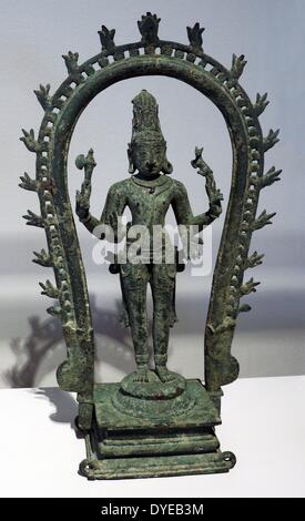 Shiva mit dem Mond in seinem Haar. Indien, tanim Nadu, Chola Stil, 17. Jahrhundert, Bronze. Der Gott ist, der "Fürchte dich nicht" Geste mit der rechten Hand und der varadc Mudra, die wollen die Gewährung Geste mit seiner Linken. Diese Attribute sind nur in Bilder von Shiva aus Südindien gefunden. Stockfoto