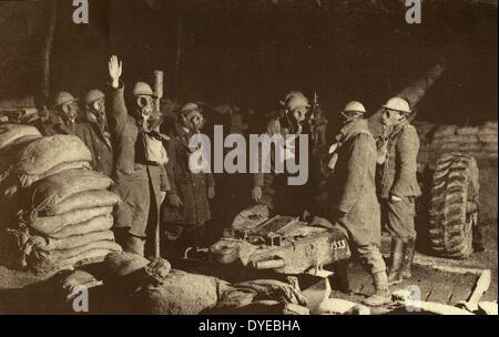 Britische Artillerie Soldaten mit Gasmasken auf während der Schlacht im ersten Weltkrieg. Ca. 1918 Stockfoto