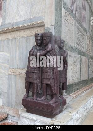 Das Porträt der vier Tetrarchs. Eine Porphyr Skulptur Gruppe von vier römischen Kaiser aus der Zeit um 300 AD. In eine Ecke Fassade der St. Mark's Basilika in Venedig im Mittelalter Fest. Venedig. Italien 2013 Stockfoto