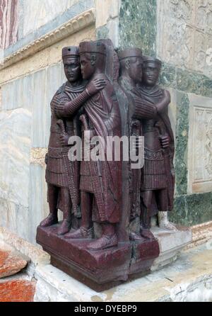 Das Porträt der vier Tetrarchs. Eine Porphyr Skulptur Gruppe von vier römischen Kaiser aus der Zeit um 300 AD. In eine Ecke Fassade der St. Mark's Basilika in Venedig im Mittelalter Fest. Venedig. Italien 2013 Stockfoto