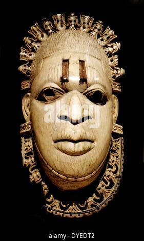 Elfenbein geschnitzte Maske 16. Jahrhundert n. Chr. Elephant Ivory und Bronze. Benin Stockfoto