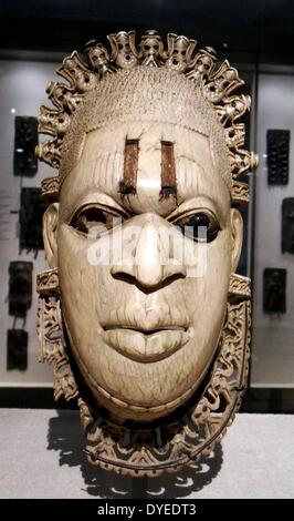 Elfenbein geschnitzte Maske 16. Jahrhundert n. Chr. Elephant Ivory und Bronze. Benin Stockfoto