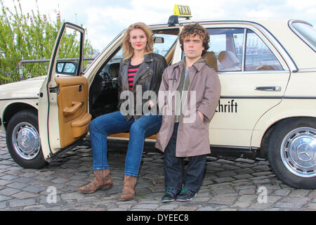 Deutsche Schauspielerin Rosalie Thomass und amerikanischen Schauspieler Peter Dinklage während einer Fotosession am Set des Films "Taxi" in Hamburg, Deutschland, am 14. April 2014. Stockfoto