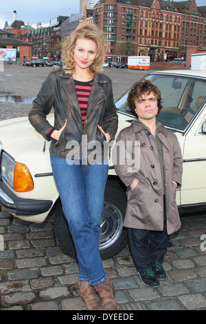 Deutsche Schauspielerin Rosalie Thomass und amerikanischen Schauspieler Peter Dinklage während einer Fotosession am Set des Films "Taxi" in Hamburg, Deutschland, am 14. April 2014. Stockfoto