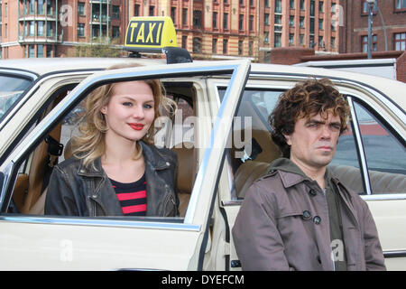 Deutsche Schauspielerin Rosalie Thomass und amerikanischen Schauspieler Peter Dinklage während einer Fotosession am Set des Films "Taxi" in Hamburg, Deutschland, am 14. April 2014. Stockfoto