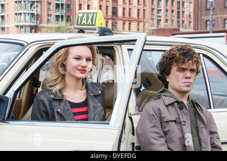 Deutsche Schauspielerin Rosalie Thomass und amerikanischen Schauspieler Peter Dinklage während einer Fotosession am Set des Films "Taxi" in Hamburg, Deutschland, am 14. April 2014. Stockfoto