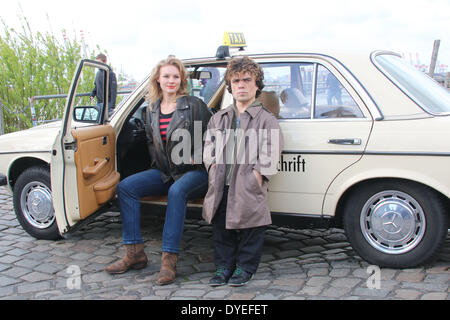 Deutsche Schauspielerin Rosalie Thomass und amerikanischen Schauspieler Peter Dinklage während einer Fotosession am Set des Films "Taxi" in Hamburg, Deutschland, am 14. April 2014. Stockfoto