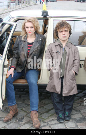 Deutsche Schauspielerin Rosalie Thomass und amerikanischen Schauspieler Peter Dinklage während einer Fotosession am Set des Films "Taxi" in Hamburg, Deutschland, am 14. April 2014. Stockfoto