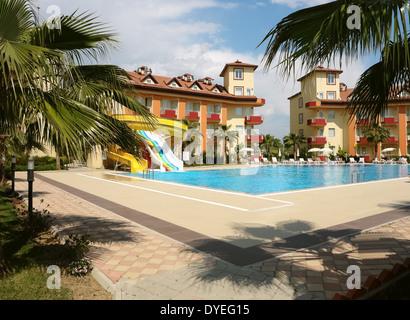 Schwimmbad und Gebäude des modernen hochklassigen Hotels in Side, Türkei. Stockfoto