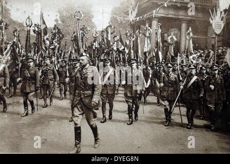 Sieg Parade London Juli 1919. Soldaten im Zweiten Weltkrieg nahm ich pass vor Scharen von Schaulustigen Stockfoto