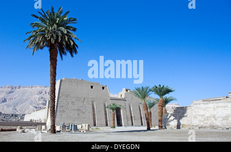 Tempel von Ramses III (1198-1167 v. Chr. – XX ° Dyn.) in Medinet Habu: Gesamtansicht. Stockfoto