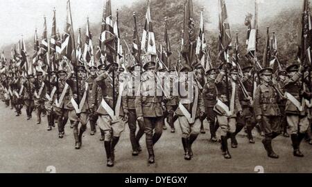 Sieg Parade London Juli 1919. Soldaten im Zweiten Weltkrieg nahm ich vor einer Menschenmenge von Schaulustigen vorbei. Stockfoto