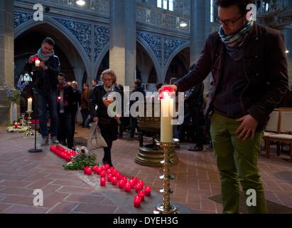 Familie Mitglieder und Freunde Kerzen während der Trauerfeier für die getöteten Studentin aus Bulgarien in die Marktkirche in Halle/Saale, Deutschland, 15. April 2014. Der 29 jährige Student wurde tot in der Saale Anfang Februar 2014 gefunden. Die Frau wurde in Bulgarien beigesetzt. Foto: Peter Endig/dpa Stockfoto