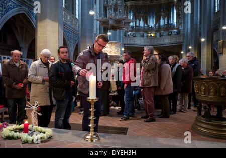 Familie Mitglieder und Freunde Kerzen während der Trauerfeier für die getöteten Studentin aus Bulgarien in die Marktkirche in Halle/Saale, Deutschland, 15. April 2014. Der 29 jährige Student wurde tot in der Saale Anfang Februar 2014 gefunden. Die Frau wurde in Bulgarien beigesetzt. Foto: Peter Endig/dpa Stockfoto