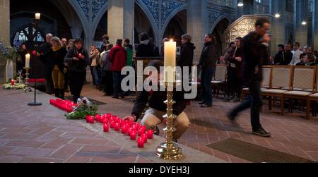 Familie Mitglieder und Freunde Kerzen während der Trauerfeier für die getöteten Studentin aus Bulgarien in die Marktkirche in Halle/Saale, Deutschland, 15. April 2014. Der 29 jährige Student wurde tot in der Saale Anfang Februar 2014 gefunden. Die Frau wurde in Bulgarien beigesetzt. Foto: Peter Endig/dpa Stockfoto