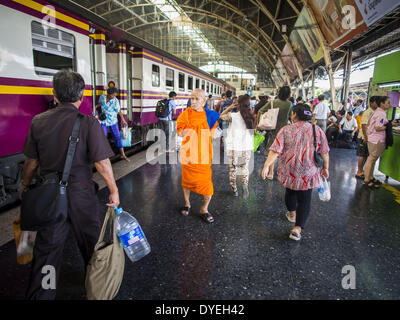 Bangkok, Thailand. 16. April 2014. Ein buddhistischer Mönch geht zurück zu seinem Tempel geht auf seinen Zug im Bahnhof Hua Lamphong in Bangkok. Thai Autobahnen, Züge und Busse wurden Mittwoch verpackt, wie Thais begann nach der langen Pause Songkran nach Hause zurückkehren. Songkran ist normalerweise drei Tage lang aber in diesem Jahr viele Thais mindestens einen Extratag Weg weil der Urlaub am Sonntag begonnen, so viele Thais begonnen hatte am Freitag vergangener Woche reisen. Bildnachweis: Jack Kurtz/ZUMAPRESS.com/Alamy Live-Nachrichten Stockfoto