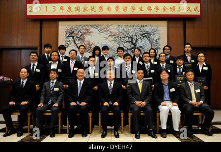 Tokio, Japan. 16. April 2014. Chinesischer Botschafter in Japan Cheng Yonghua (C Front), Professoren und chinesische Studenten in Japan, Pose für ein Gruppenfoto während einer Preisverleihung in Tokio, Japan, 16. April 2014. 29 Schüler erhielten Stipendien und Zertifizierungen durch die chinesische Botschaft in Japan. Bildnachweis: Stringer/Xinhua/Alamy Live-Nachrichten Stockfoto