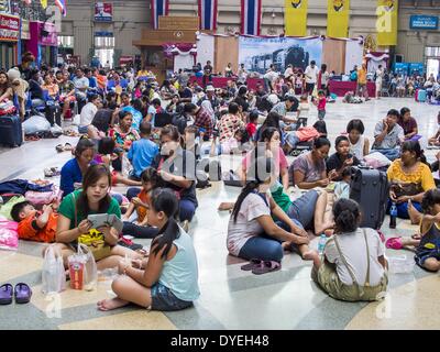 Bangkok, Thailand. 16. April 2014. Passagiere warten, Züge im Bahnhof Hua Lamphong, dem Hauptbahnhof in Bangkok zu fangen. Thai Autobahnen, Züge und Busse wurden Mittwoch verpackt, wie Thais begann nach der langen Pause Songkran nach Hause zurückkehren. Songkran ist normalerweise drei Tage lang aber in diesem Jahr viele Thais mindestens einen Extratag Weg weil der Urlaub am Sonntag begonnen, so viele Thais begonnen hatte am Freitag vergangener Woche reisen. Bildnachweis: Jack Kurtz/ZUMAPRESS.com/Alamy Live-Nachrichten Stockfoto