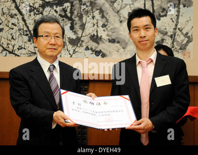 Tokio, Japan. 16. April 2014. Chinesischer Botschafter in Japan Cheng Yonghua (L) und ein chinesischer Studierender in Japan posieren für Fotos während einer Preisverleihung in Tokio, Japan, 16. April 2014. 29 Schüler erhielten Stipendien und Zertifizierungen durch die chinesische Botschaft in Japan. Bildnachweis: Stringer/Xinhua/Alamy Live-Nachrichten Stockfoto