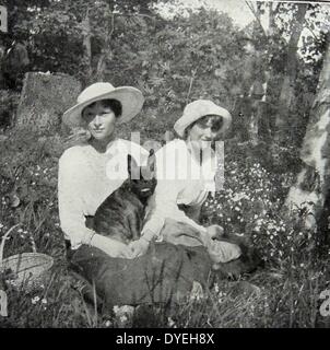 Weltkrieg 1 - In einer Ecke der Flower Park Tsarskoya Selo, die Großfürstinnen Tatiana und Anastasia. Stockfoto