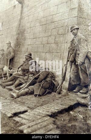 Weltkrieg - französische Soldaten ruhen während einer Pause in der zweiten Schlacht von Verdun 1916 Offensive. Stockfoto