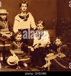 Von den Kindern in England. König Edward VII. im Jahre 1874. Prince George später König George V (in Sailor sitzenden Anzug) mit der Princess Royal Louise (links) und Prinzessin Maud (später Königin von Norwegen) sitzt vorne links. Maud von Wales (26. November 1869. - 20. November 1938) war Königin von Norwegen als Ehefrau von König Haakon VII. Sie war die jüngste Tochter von Edward VII. von Großbritannien und Alexandra von Dänemark Stockfoto