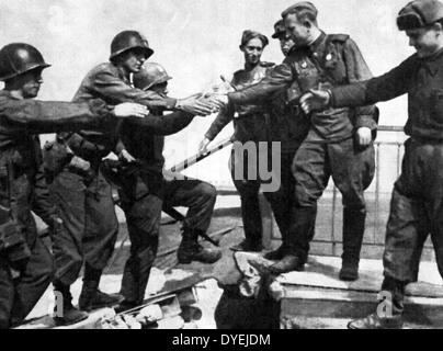 April 25, 1945, sowjetischen und amerikanischen Truppen treffen an der Elbe, in der Nähe von Torgau in Deutschland, einen wichtigen Schritt in Richtung zum Ende des Zweiten Weltkrieges in Europa. Stockfoto