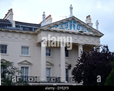 Hannover Terrasse London 2013. Im klassischen griechischen Stil Gebäude, entworfen von Sir John Nash und von John McKell Aitkens im Jahr 1822 gebaut. Der zentrale Teil der Terrasse wird von Statuen und andere plastische Verzierungen aus Terrakotta überwunden. Stockfoto