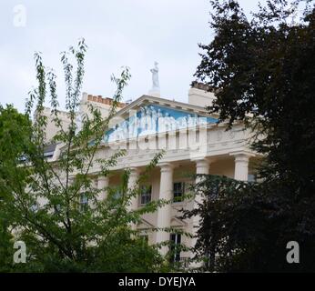 Hannover Terrasse London 2013. Im klassischen griechischen Stil Gebäude, entworfen von Sir John Nash und von John McKell Aitkens im Jahr 1822 gebaut. Der zentrale Teil der Terrasse wird von Statuen und andere plastische Verzierungen aus Terrakotta überwunden. Stockfoto