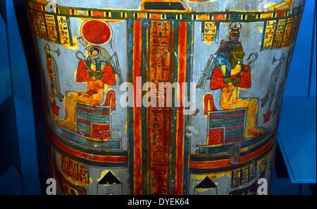 Lackierten Holzsarg von Denytenamun Denytenamun 943 v. Chr. wurde der Weihrauch Träger der Tempel des Amun. Die Dekoration des Deckels mit Anspielungen auf die Wiedergeburt. Stockfoto