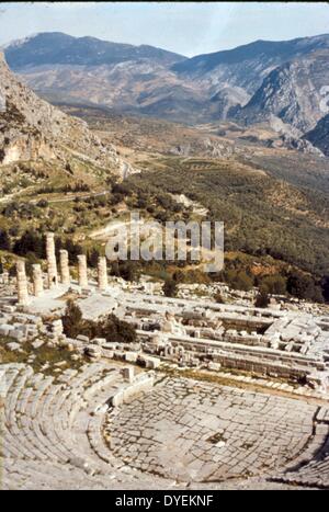 Griechenland. Delphi, das Theater, der Tempel des Apollo zwischen 1950 und 1960. Stockfoto