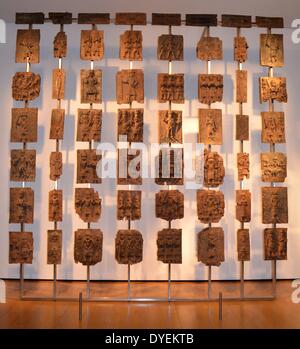 Einige der 900 Bronze Relief Plaques genannt Benin Bronzen 1898. Stockfoto