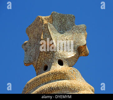 Detail der Fassade der Casa Milà "La Pedrera" (im Sinne der "Steinbruch") ist ein Bauwerk des katalanischen Architekten Antoni Gaudi und im Jahre 1906 erbaut - 1912 bekannt. Es bei 92 liegt, Passeig de Gràcia (Passeig ist Katalanisch für Promenade) im Beispiel Bezirk von Barcelona, Katalonien, Spanien. Es war eine umstrittene Design an der Zeit für die kühnen Formen der geschwungenen Fassade aus Stein und schmiedeeiserne Dekoration der Balkone und Fenster, weitgehend entworfen von Josep Maria Jujol, der auch einige der Gips Decken erstellt. Stockfoto