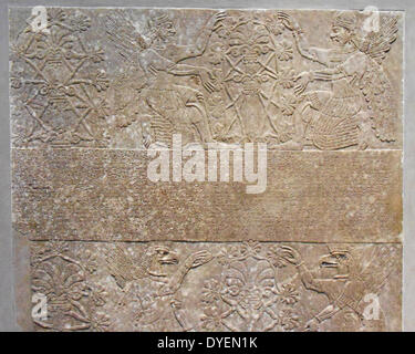 Relief Panel, den Assyrischen Königshof (Galerie 401), an der Metropolitan. Assyrern zu dem Baum des Lebens. 883-859 B.C.; Neo-assyrischer Zeit, Herrschaft von ASSURNASIRPAL II. Bei Nimrud ausgegraben Stockfoto