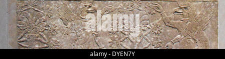 Relief Panel, den Assyrischen Königshof (Galerie 401), an der Metropolitan. Assyrern zu dem Baum des Lebens. 883-859 B.C.; Neo-assyrischer Zeit, Herrschaft von ASSURNASIRPAL II. Bei Nimrud ausgegraben Stockfoto
