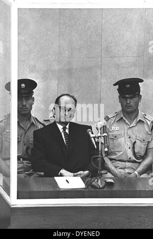 Otto Adolf Eichmann 19 März 1906 - 31. Mai 1962. Deutscher SS-Obersturmbannführer (oberstleutnant) und einer der wichtigsten Organisatoren des Holocaust. Eichmann war von SS-Obergruppenführer Reinhard Heydrich mit Vereinfachung und Verwaltung der Logistik für die massenhafte Deportation von Juden in Ghettos und Vernichtungslager im deutsch-besetzten Osteuropa während des Zweiten Weltkrieges. 1960 wurde er in Argentinien durch den Mossad, den israelischen Geheimdienst gefangengenommen. Nach einer weithin beachteten Prozess in Israel war er Kriegsverbrechen und 1962 erhängt gefunden Stockfoto