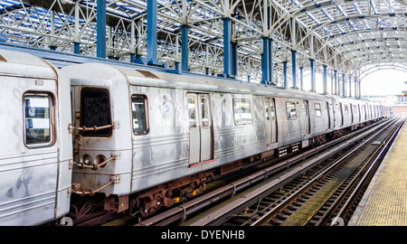 Abfahrenden u-Bahn-Zuges in der u-Bahnstation auf Coney Island - Brooklyn, NY Stockfoto