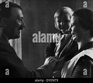 Adolf Hitler 1889-1945. Deutscher Politiker und Führer der NSDAP grüßt Mutter und Kind Stockfoto