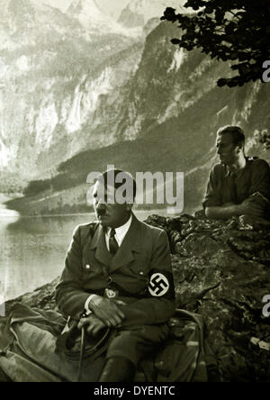 Adolf Hitler 1889-1945. Deutsche Politiker und Führer der Nsdap mit lokalen Unterstützer an einem See Aussichtspunkt bei Berchtesgaden Stockfoto