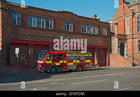 Notfall Feuer und Rettungsmotor LKW-Service außerhalb geparkt Die Feuerwache York North Yorkshire England Vereinigtes Königreich Großbritannien Stockfoto