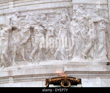 Ewige Flamme auf das Monumento Nazionale a Vittorio Emanuele II oder 'Il Vittoriano" ist ein Monument in Rom erbaute König Victor Emmanuel, der erste König von einer einheitlichen Italien zu ehren. Geöffnet: 1925; durch den Architekten Giuseppe Sacconi Stockfoto