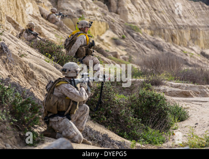 US Marines bietet Sicherheit ein Marine Corps Combat Bereitschaft beim Auswerten des in simulierten afghanischen Gelände 17. März 2014 in Camp Pendleton, Kalifornien. Das Training testet die Leistungsfähigkeit der Marines vor anstehenden Bereitstellungen. Stockfoto