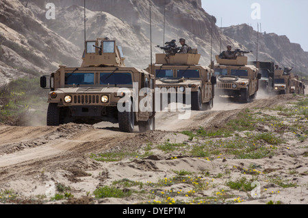 US Marines inszenieren ihre gepanzerten HMMWV-Fahrzeuge ein Marine Corps Combat Bereitschaft beim Auswerten des in simulierten afghanischen Gelände 17. März 2014 in Camp Pendleton, Kalifornien. Das Training testet die Leistungsfähigkeit der Marines vor anstehenden Bereitstellungen. Stockfoto