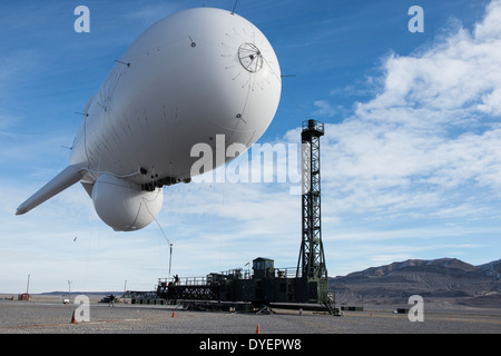 Raytheon Flight Crew Mitarbeiter starten einen gefesselte unbemannte Aerostat Teil der uns Armee gemeinsame Land Angriff Cruise Missile Defense erhöhte saldiert Sensorik an der Utah Test und Trainingsbereich 3. Februar 2014 in der Hill Air Force Base in Utah. Das System ist Bestandteil einer defensiven Radar, Raketen sowie Flugzeuge bis zu 340 Meilen entfernt zu verfolgen. Stockfoto