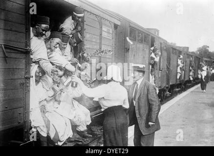 Foto zeigt Menschen geben Wein algerische Soldaten bei Champigny, Frankreich im ersten Weltkrieg. Stockfoto