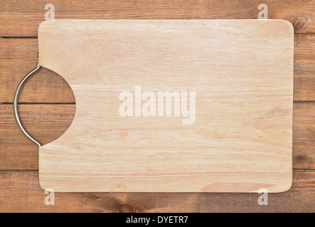 Schneidebrett auf Holztisch Stockfoto
