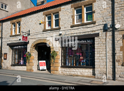 Außenansicht des Edinburgh Woollen Mill Shop Helmsley North Yorkshire England UK GB Großbritannien Stockfoto