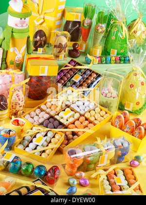 EINE SAMMLUNG VON DEKORIERTEN OSTERN SÜßIGKEITEN, SCHOKOLADENEIER, BUNNYS UND SÜßIGKEITEN Stockfoto